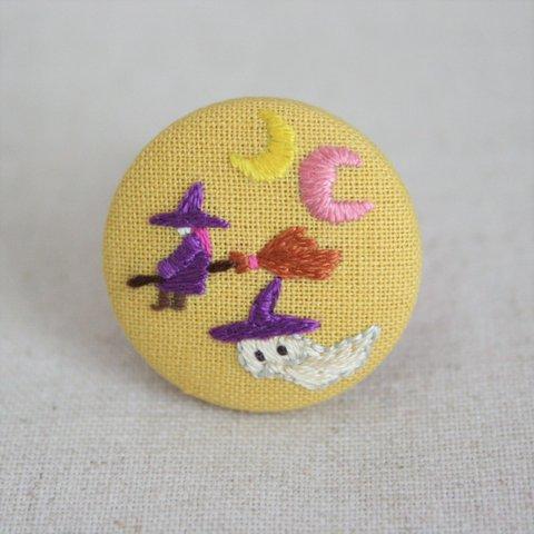 オバケと出会った魔女さんの手刺繍ブローチ