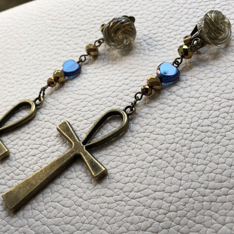 青いハートと十字架　大ぶりイヤリング　（Avec un coeur blue et une croix）