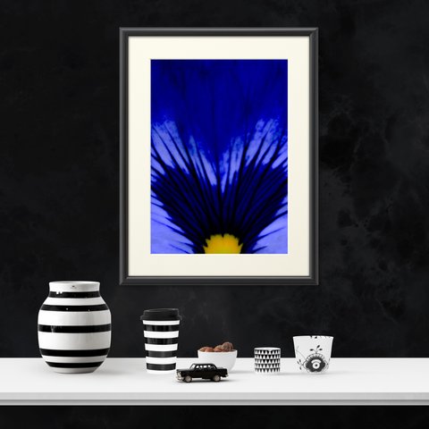 華麗に咲き広がる花が神秘的なダークな青い宇宙や銀河、深海や秘境を感じさせる花の細胞模様　複製画(プリモアート)×ポスター