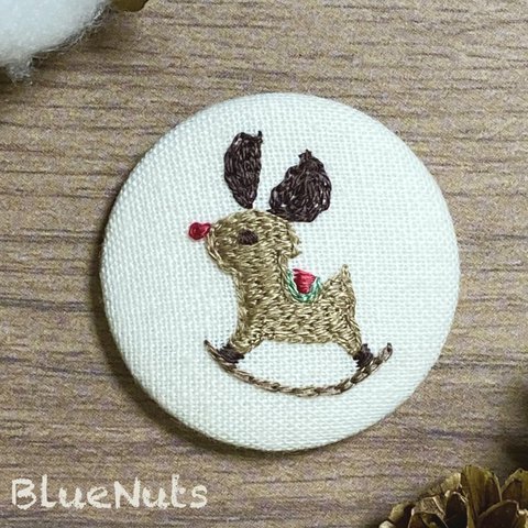 〖トナカイ〗刺繍のくるみボタン ブローチ🦌