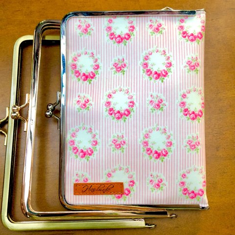 再販×2 ライトピンクフラワーリース柄のラミネート  母子手帳ケース・お薬手帳ケース　口金選択可