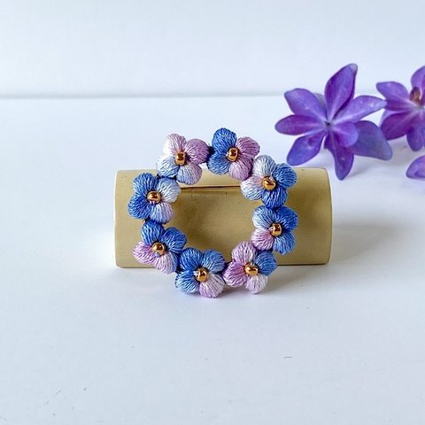 刺繍糸で編んだ紫陽花のサークルブローチ　