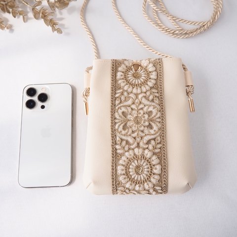 ザリ刺繍✨スマホショルダーバッグ　軽いサブバッグ　PVCレザー＊インド刺繍リボン　スマホポシェット