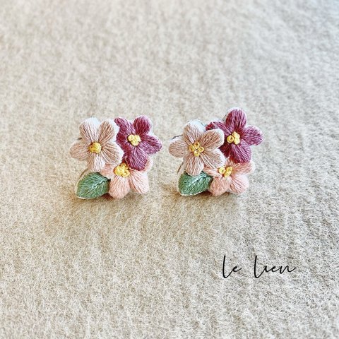 【受注製作】小花柄の可愛い刺繍ピアス・イヤリング(樹脂ピアス対応)