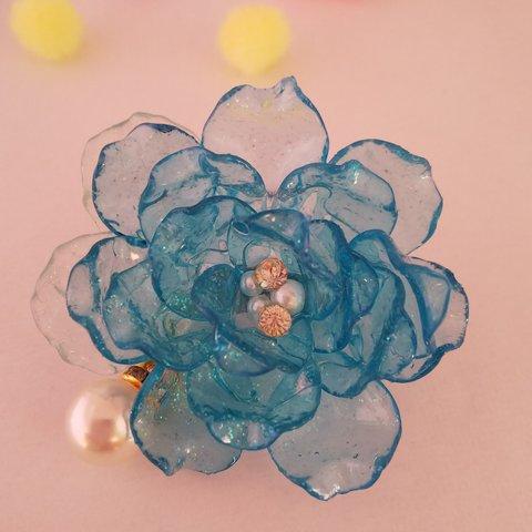 透き通った青い花のブローチ（パール付き）