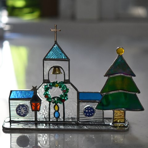 ステンドグラス　教会とキラキラ　クリスマスツリー　