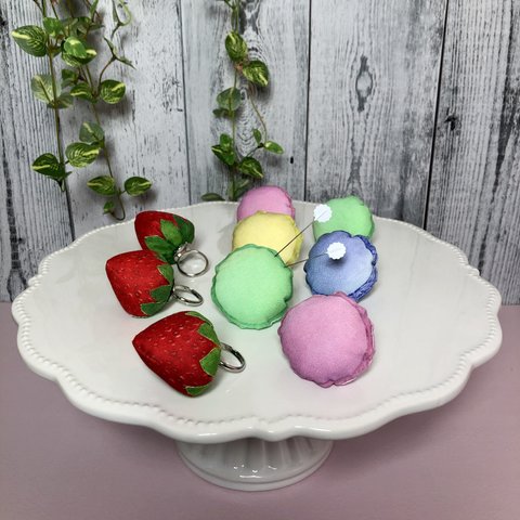 いちご🍓とマカロンのピンクッション(指輪タイプイエローブルーセット)