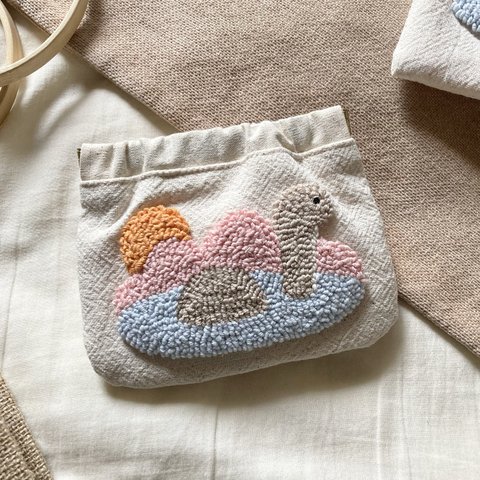 ネッシー　ミニポーチ　バネ口ポーチ　カードケース　リップポーチ　パンチニードル　刺繍　生き物　カラフル　