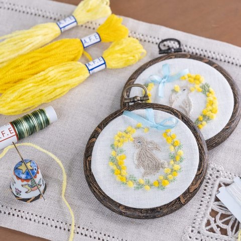 大久野島のうさぎとミモザの花刺繍キット＋モール刺繍糸と緑のシルクぼかし刺繍糸のセット販売