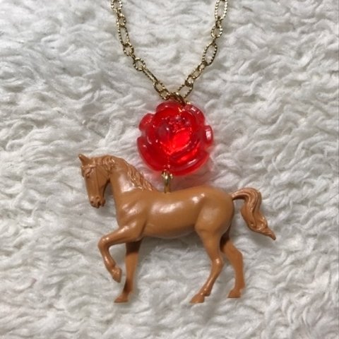お馬さんと薔薇のネックレス 