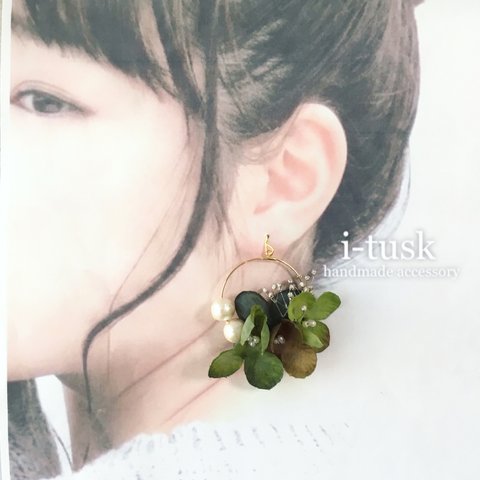 紫陽花とかすみ草のパールフープピアス/イヤリング/ノンホールピアス グリーン ：ゆらゆら 揺れる ウェディング 結婚式