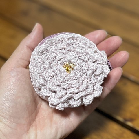 コインケース　小物入れ　手編み　お花の花びら丸いファスナーポーチプレゼントに喜んでいただけます