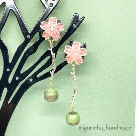 濃いピンクの桜の花と枝のイヤリング/ピアス☆レジン