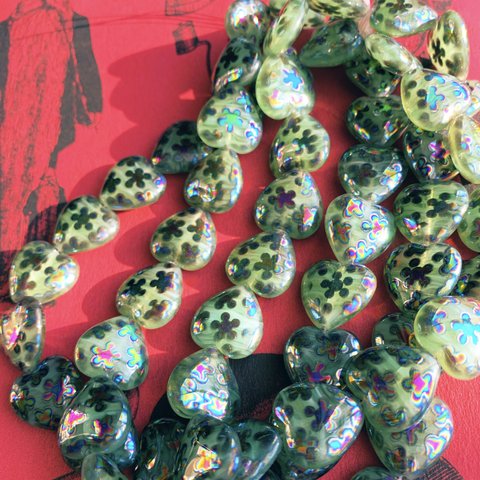 光る【4コセット】#czech beads#チェコビーズ　heart of glass 16✖️15㎜　peridotgreen/flowerB