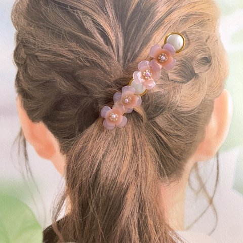 花とパールのヘアクリップ