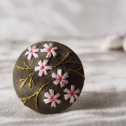 刺繍ブローチ 春の花　ヘアゴム可 くるみボタン　送料無料
