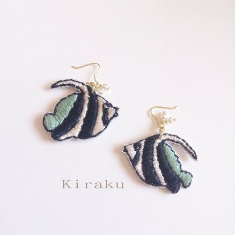 魚の手刺繍ピアス　マリン　グリーン