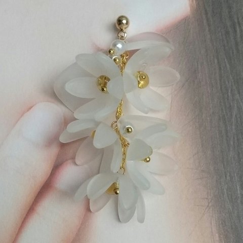 白い花のアシンメトリーピアス