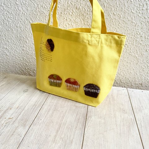 Cafe-sweets☆羊毛刺繍キャンバス（まち付き）トート〜☆カップケーキ🧁🧁🧁（デイジー）