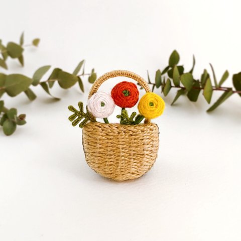 ラナンキュラスのバスケット＊手刺繍の花籠ブローチ