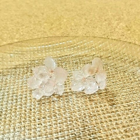 小さな紫陽花のピアス(ゴールドポスト)