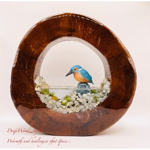 一つ限りの流木アート 水辺のカワセミ ジオラマ 流木 フィギュア 置物 動物 鳥 インテリア レジン 水辺 N15