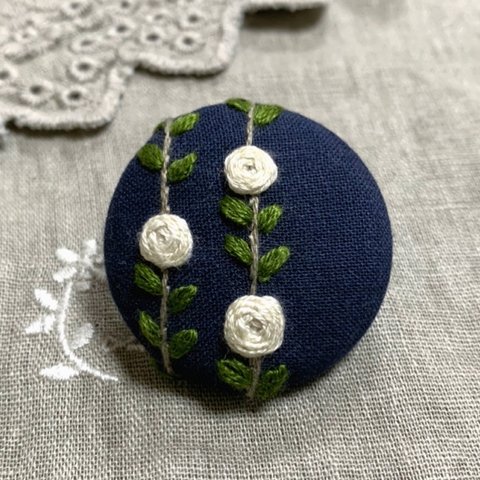 お花刺繍のブローチ　白いお花