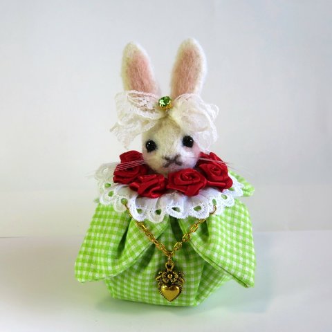 巾着ドレスを着た白うさぎ（黄緑) 羊毛フェルト 雑貨 インテリア ぬいぐるみ Wool felt rabbit