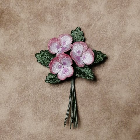 立体刺繍・ビオラのコサージュ・ピンク