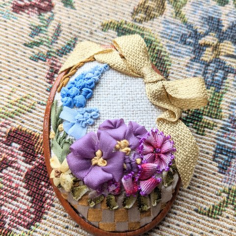 リボン刺繍の花かごのブローチ(オーバル)