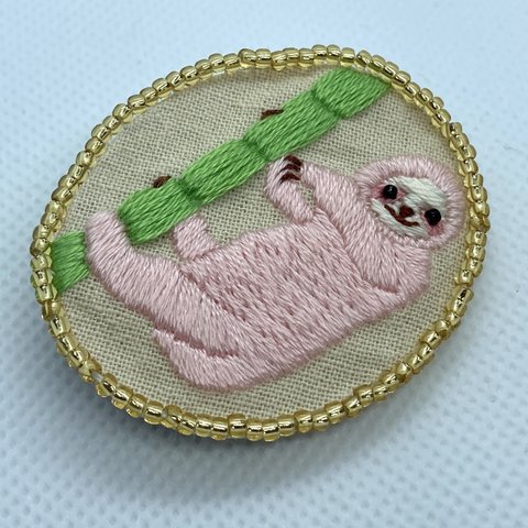 ピンクのナマケモノ刺繍ブローチ