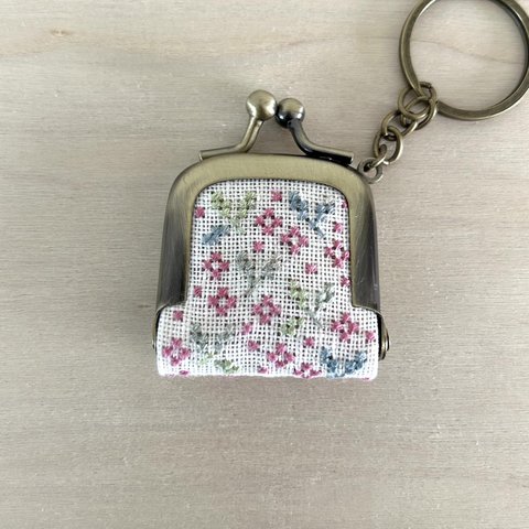 がま口　キーホルダー　バッグチャーム　刺繍　小花柄　ピンク