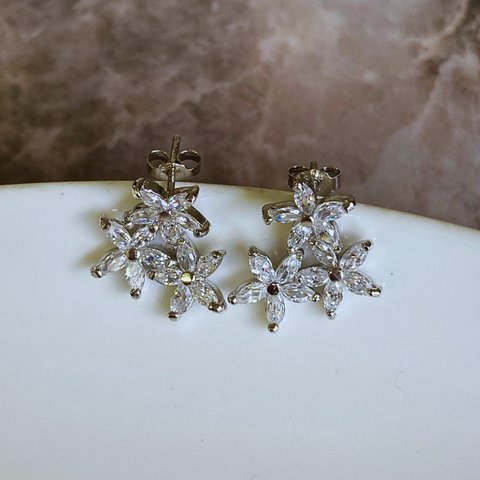 春のブーケ：ジルコニア×シルバーの花束シルバーピアス