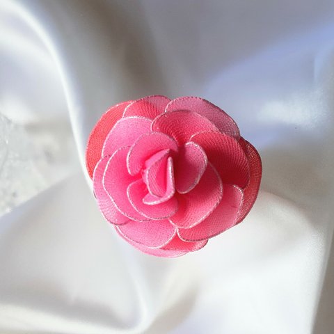 ピンクのバラのブローチ