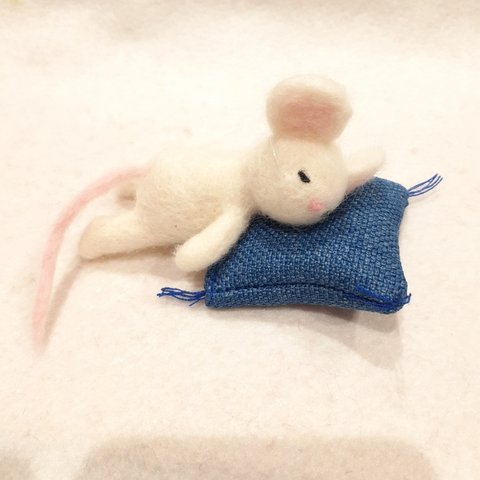 羊毛フェルトの白ねずみちゃん。座布団でお昼寝中