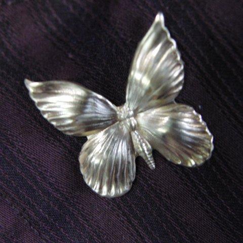 真鍮ブラス製　輝く蝶/バタフライ型ピンズブローチ　結婚式・成人式などシャツ・ジャケットや帽子・バッグのワンポイントに
