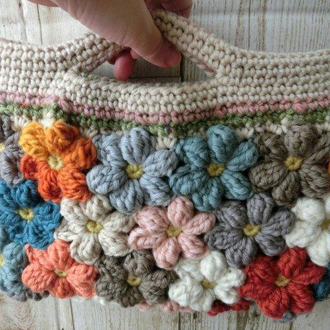 お花モチーフのハンドバッグ　手編み横長　冬糸使用　
