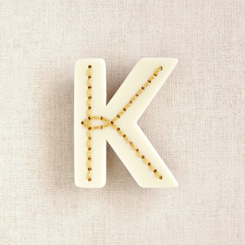 アルファベットのアクリルブローチ【K】
