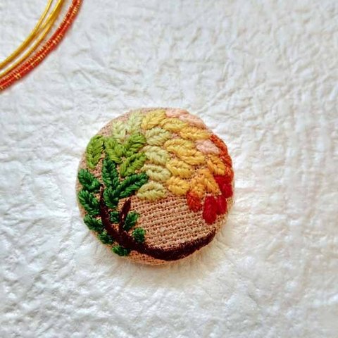 刺繍ミニブローチ◆紅葉◆くるみボタン