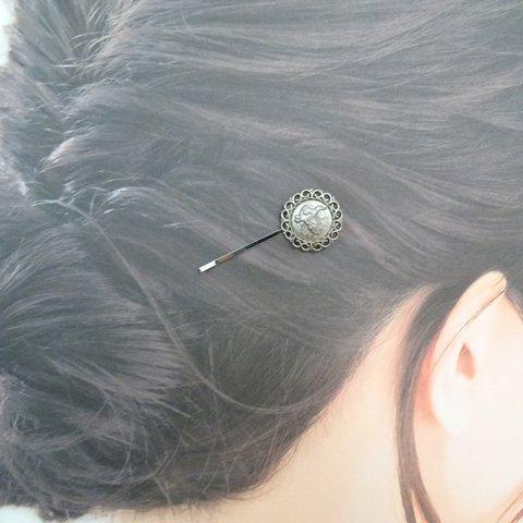 鴨の様な絵柄のシルバーボタンを使用したヘアピン 