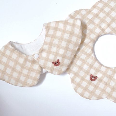 Bear bib -くまの刺繍スタイ-　色や形が選べるスタイ　お名前刺繍可能　名入れ　シンプル　出産祝い