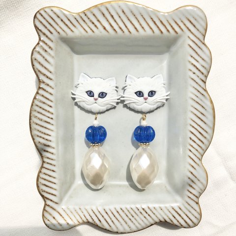 ❤️再販②❤️ シュールな猫のアクセサリー　白猫　ピアス　イヤリング　ブローチ　　昭和レトロ　レトロ　レトロポップ　ファンシー　大ぶり　