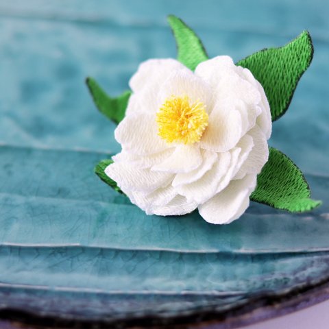 立体刺繍✿白い牡丹のポニーフック