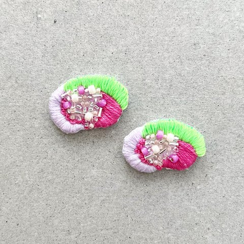 neon green刺繍ピアス