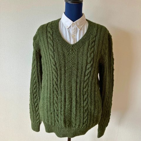 アラン模様のVネックセーター