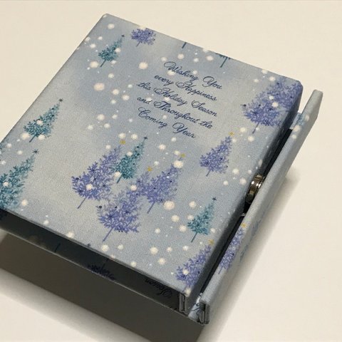 折りたためるブック型ライト「Shell-Light」2019年　冬の新柄～雪の降る森／ウォーターブルー