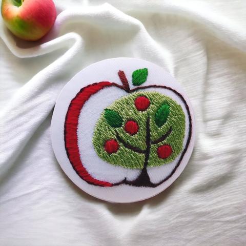 りんご の 中 の 林檎の 木  刺繍 ブローチ