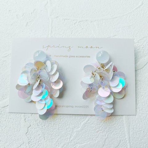 小さいサイズ☆2way☆ガラスとスパンコールの花束ピアス〜white〜