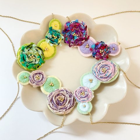 引き揃え糸と刺繍のお花ネックレス