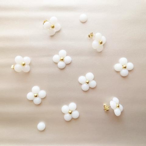 白いお花のピアス イヤリング対応可 シンプル ホワイト 春